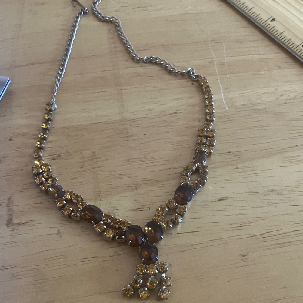 Elegant prong set vintage Necklace